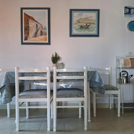 Dry Dock Apartment *